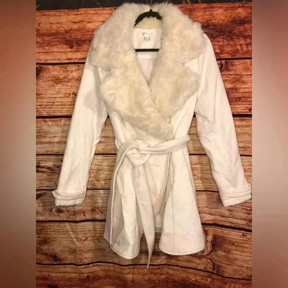 ❄️🐩White / Cream Faux Fur coat🐩❄️ - Picture 10 of 10